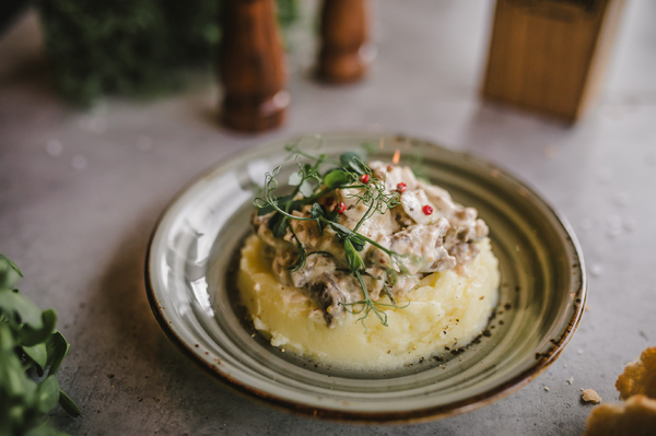 Бефстроганов с маринованными огурцами и пюре