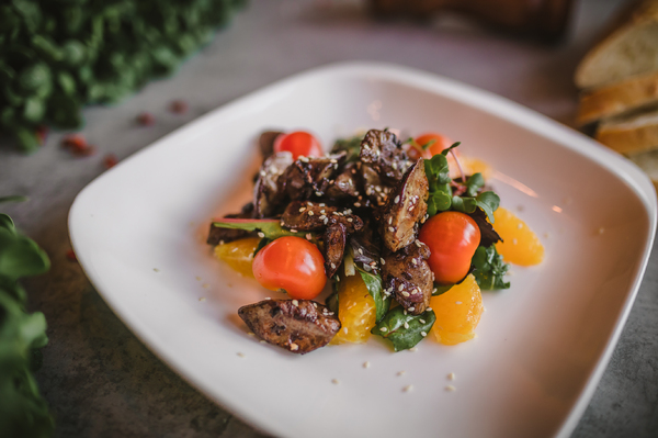 Салат с куриной печенью и апельсином 